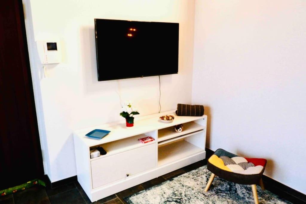 Attico Nel Cuore Delle Langhe - Free Parking Wi-Fi E Ac Alba  Luaran gambar