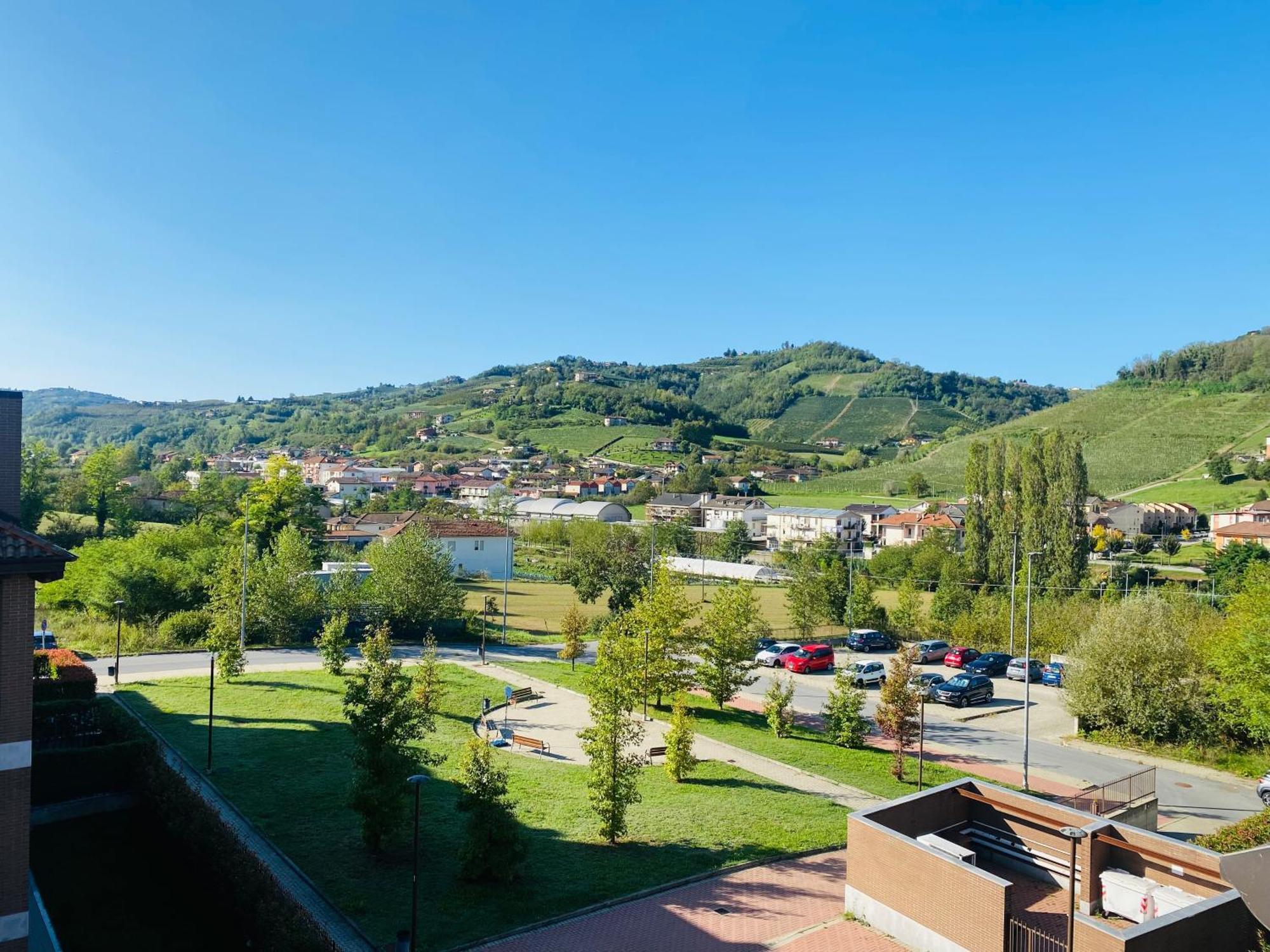 Attico Nel Cuore Delle Langhe - Free Parking Wi-Fi E Ac Alba  Luaran gambar